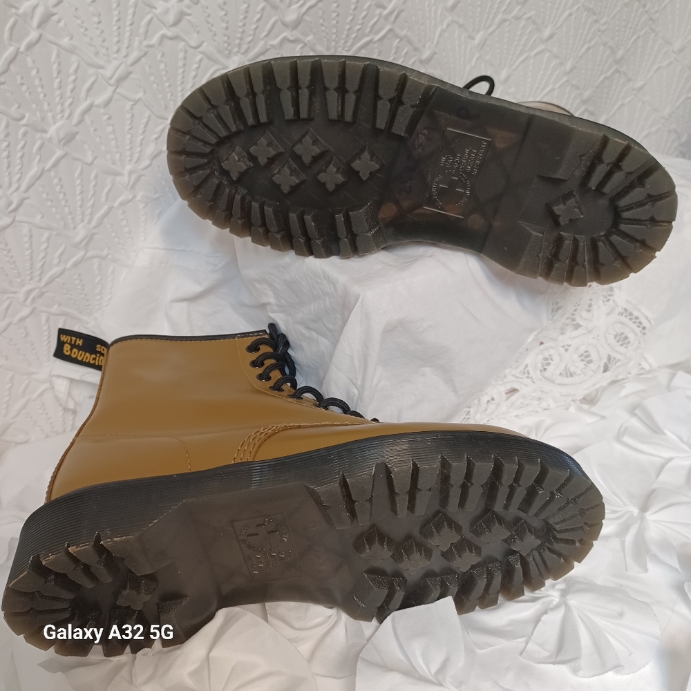 Dr. Martens Women SZ 8 Black and Brown Boots look at the photos there are detail - Picture 10 of 15